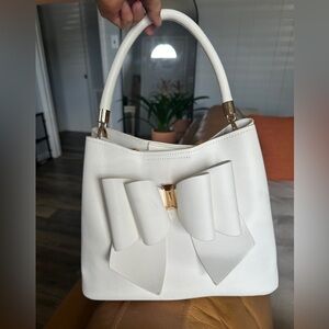 🛍️ Crossi cute bow bag never used. Measurements posted.